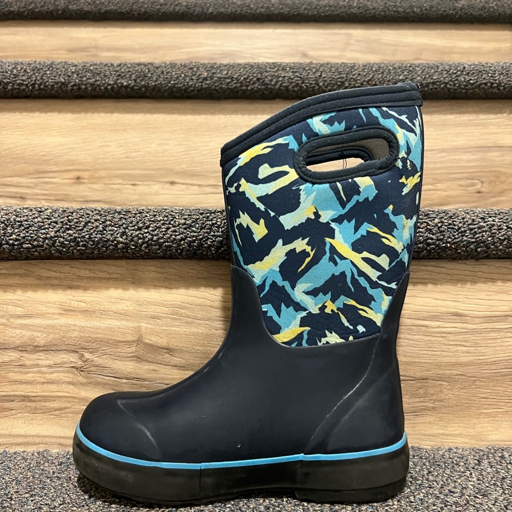 Boys winter bog boots. Size 1. Used 1 winter. These are toasty warm!